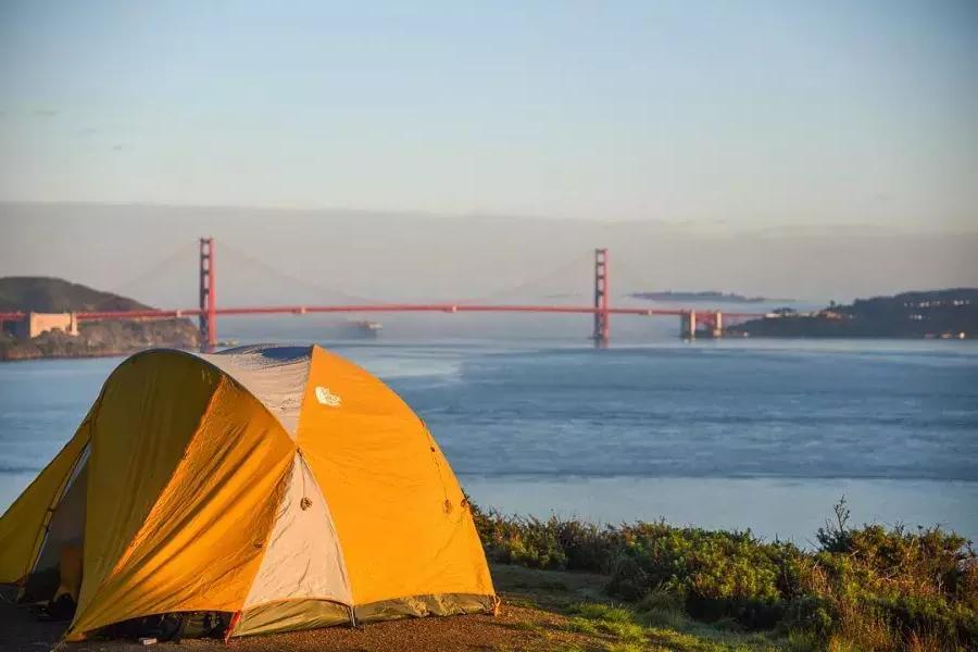 俯瞰金门大桥的露营帐篷.