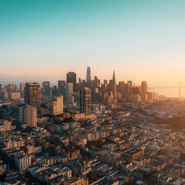 Die Skyline von San Francisco erscheint aus der Luft in goldenem Licht.